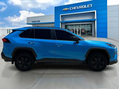 Used 2021 Toyota RAV4 LE FWD image 4
