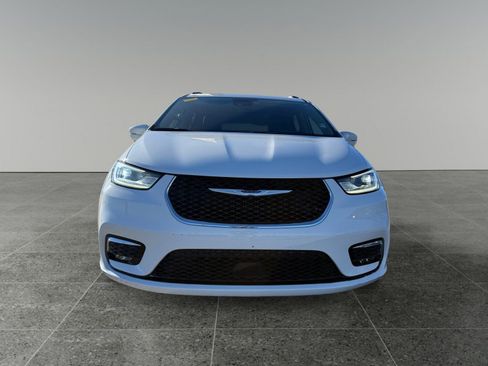 Used 2022 Chrysler Pacifica Touring-L image 11