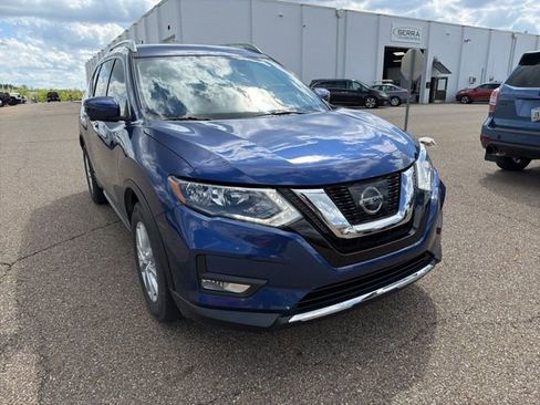 Used 2017 Nissan Rogue SV w/ SV Premium Package FWD image 2
