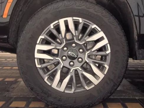 Used 2025 Chevrolet Suburban Z71 AWD/4WD image 16