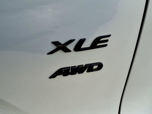 Used 2022 Toyota Corolla Cross XLE w/ Convenience Package image 27