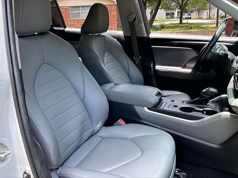 Used 2020 Toyota Highlander XLE FWD image 30
