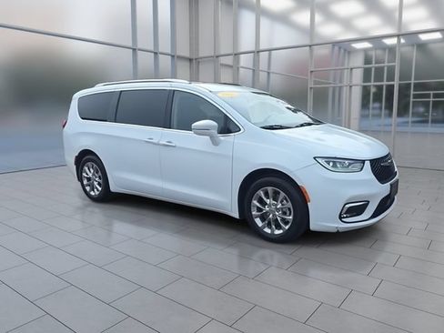 Used 2021 Chrysler Pacifica Touring-L FWD image 2