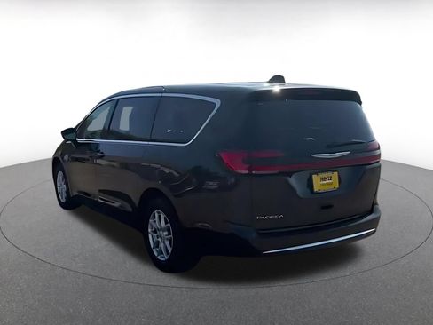Used 2024 Chrysler Pacifica Touring-L FWD image 9