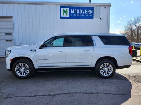 Used 2021 GMC Yukon XL SLT w/ SLT Premium Package image 2