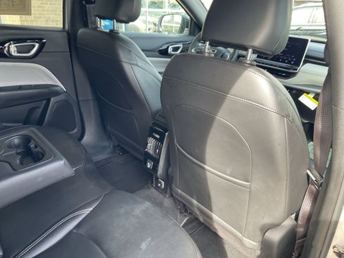 Used 2025 Jeep Compass Limited image 34