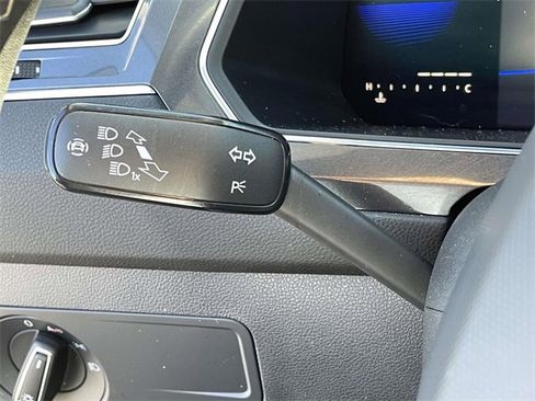 Used 2022 Volkswagen Tiguan SE image 16