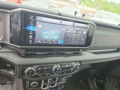 Used 2025 Jeep Wrangler Unlimited Rubicon w/ Convenience Group image 11