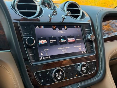 Certified 2017 Bentley Bentayga image 19