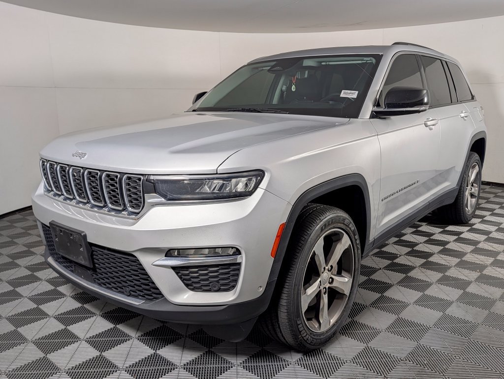Used 2022 Jeep Grand Cherokee Limited w/ Luxury Tech Group II RWD image 2
