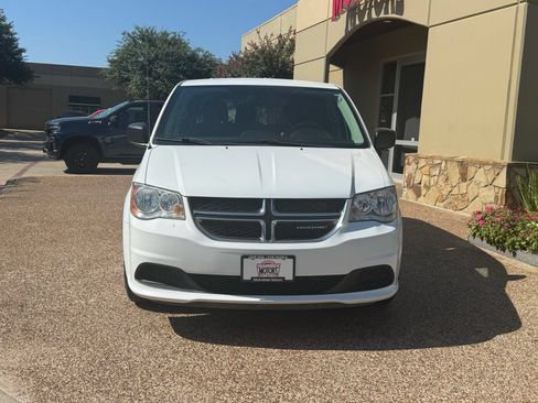 Used 2018 Dodge Grand Caravan SE w/ UConnect Hands-Free Group FWD image 3