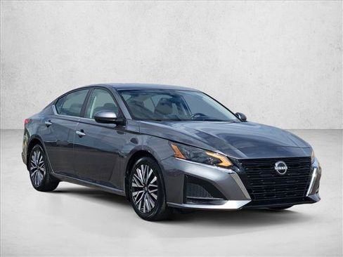 Used 2024 Nissan Altima 2.5 SV w/ SV Premium Package FWD image 3