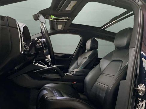 Used 2019 Porsche Cayenne w/ Premium Package image 26
