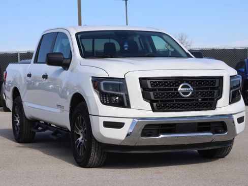 Used 2024 Nissan Titan SV image 4