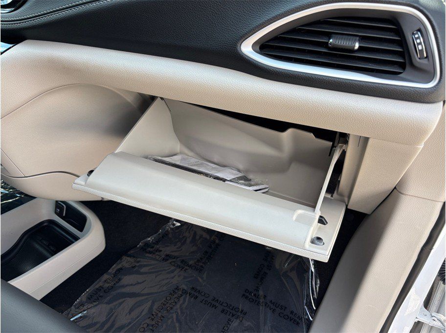 Used 2024 Chrysler Pacifica Limited FWD image 47