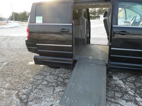 Used 2010 Chrysler Town & Country Touring image 18