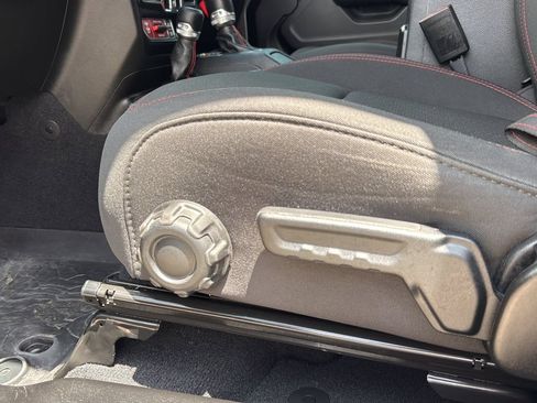 Used 2023 Jeep Gladiator Rubicon AWD/4WD image 10