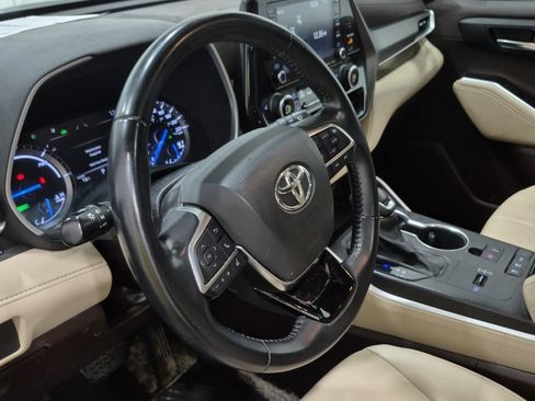 Used 2021 Toyota Highlander XLE AWD/4WD image 10