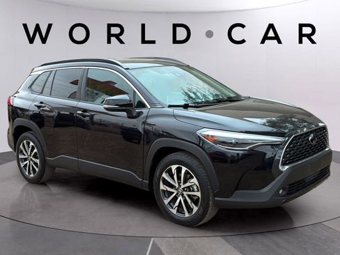 Used 2022 Toyota Corolla Cross XLE w/ Convenience Package image 16