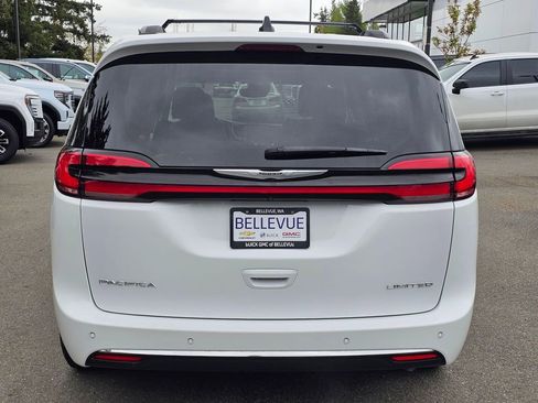Used 2023 Chrysler Pacifica Limited FWD image 4