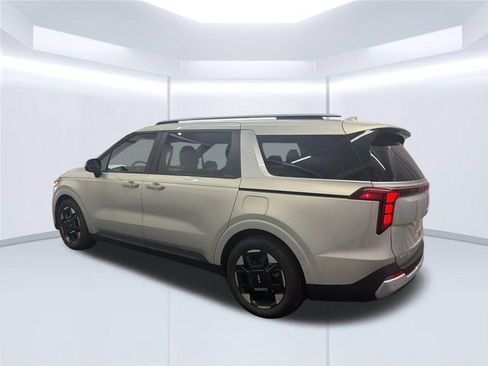 Used 2026 Kia Carnival EX FWD image 3