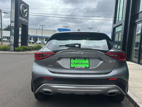 Used 2017 INFINITI QX30 Premium AWD/4WD image 10