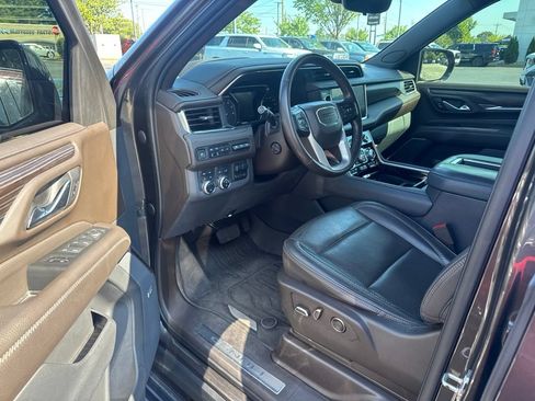 Used 2021 GMC Yukon XL Denali w/ Denali Premium Package AWD/4WD image 9