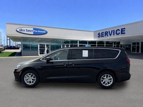 Used 2023 Chrysler Pacifica Touring-L FWD image 5