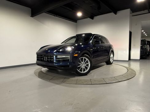 Used 2024 Porsche Cayenne AWD/4WD image 3