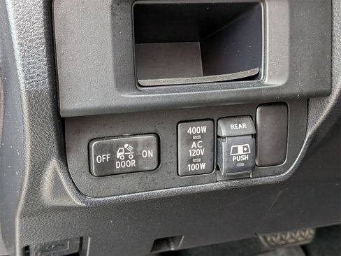 Used 2017 Toyota Tacoma TRD Sport image 17