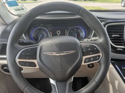 Used 2023 Chrysler Pacifica Touring-L FWD image 19