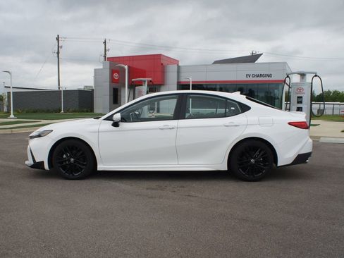 Used 2025 Toyota Camry SE FWD image 12