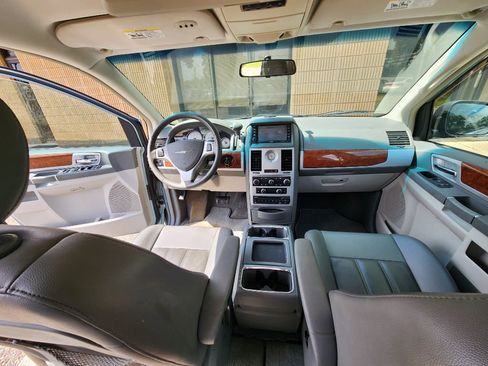 Used 2009 Chrysler Town & Country Touring FWD image 13