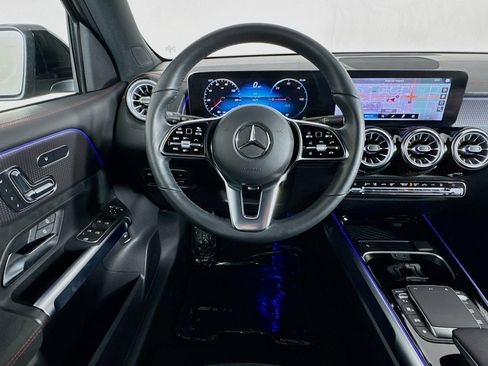Used 2023 Mercedes-Benz EQB 300 4MATIC image 5