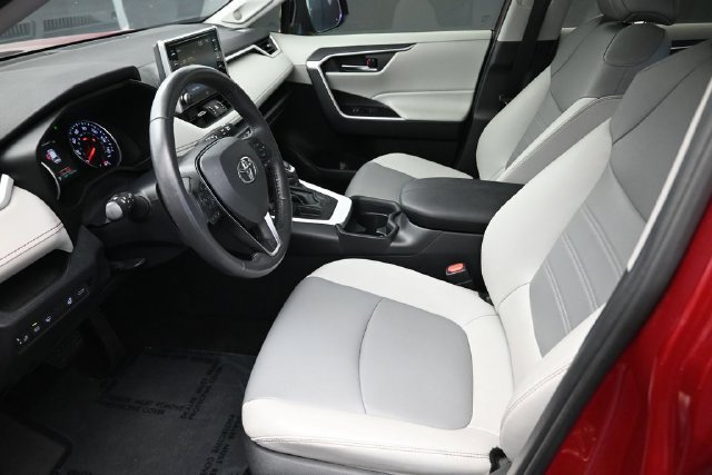 Used 2020 Toyota RAV4 XLE Premium FWD image 18