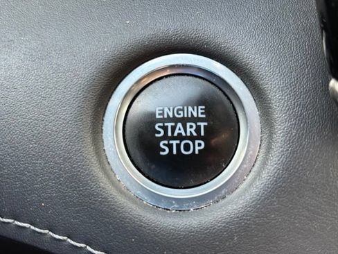 Used 2021 Toyota Highlander XLE AWD/4WD image 13