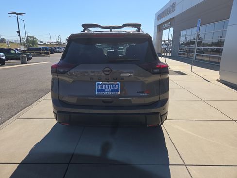 Used 2025 Nissan Rogue SV AWD/4WD image 4