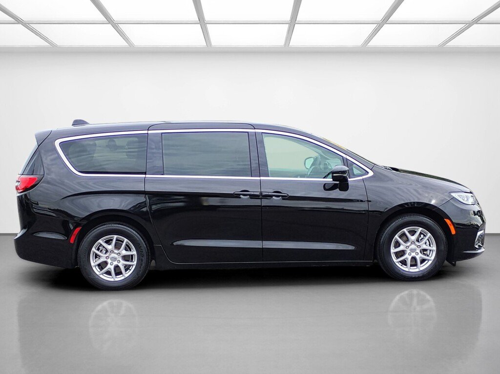 Used 2024 Chrysler Pacifica Touring-L FWD image 6