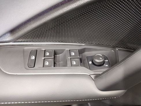 New 2025 Volkswagen Tiguan SE image 19