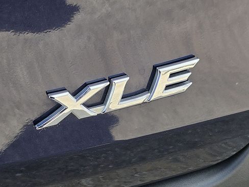 Used 2026 Toyota Sienna XLE FWD image 11