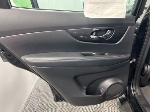 Used 2018 Nissan Rogue S AWD/4WD image 15
