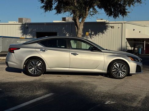 Used 2024 Nissan Altima 2.5 SV image 9