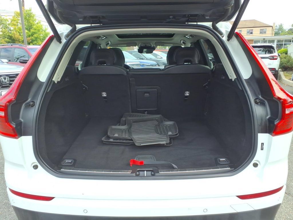 Used 2021 Volvo XC60 T5 Momentum w/ Climate Package AWD/4WD image 13