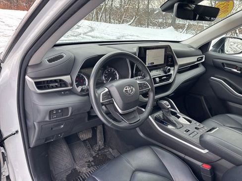 Certified 2023 Toyota Highlander XLE image 47