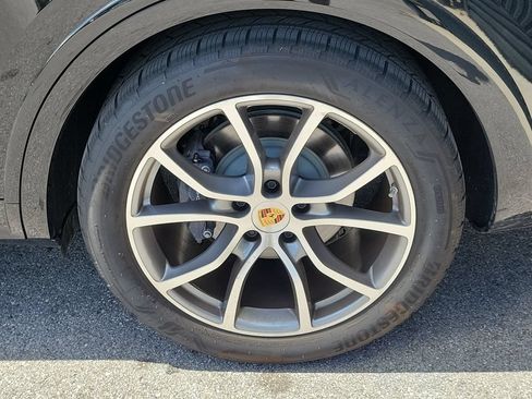 Certified 2025 Porsche Cayenne AWD/4WD image 11