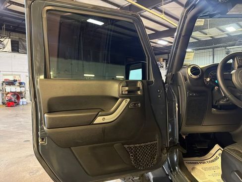 Used 2018 Jeep Wrangler Unlimited Rubicon w/ Cold Weather Group AWD/4WD image 15