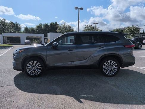 Used 2023 Toyota Highlander Platinum FWD image 7