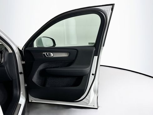 Used 2025 Volvo XC40 B5 Plus image 34