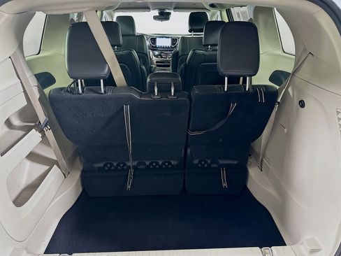 Used 2024 Chrysler Pacifica Touring-L image 26