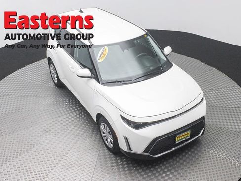 Used 2023 Kia Soul LX FWD image 3